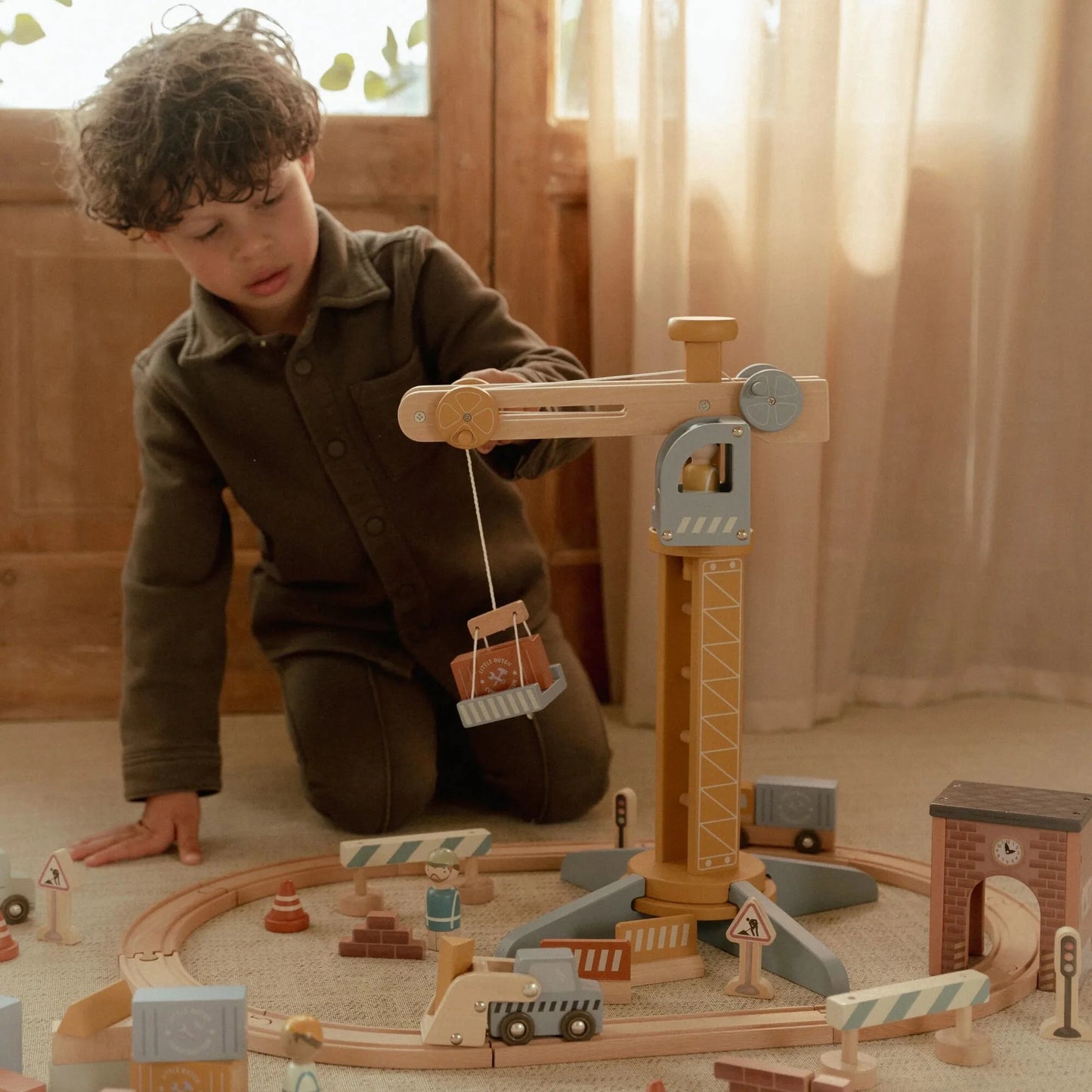 Дрвен кран со железничка пруга