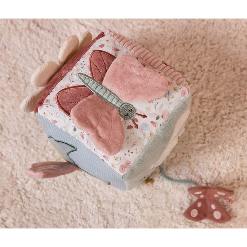 Мека коцка со активности - пеперутка